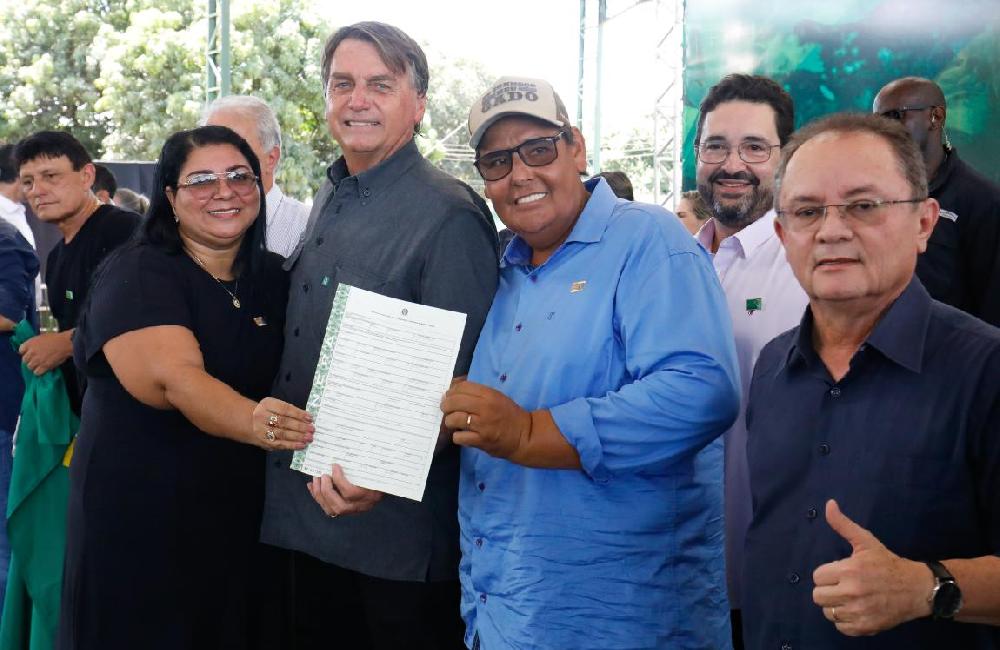 PRESIDENTE BOLSONARO E SENADOR ZEQUINHA MARINHO PARTICIPAM DE ATO QUE ENTREGOU MAIS DE 50 MIL TÍTULOS DE TERRAS NO PARÁ