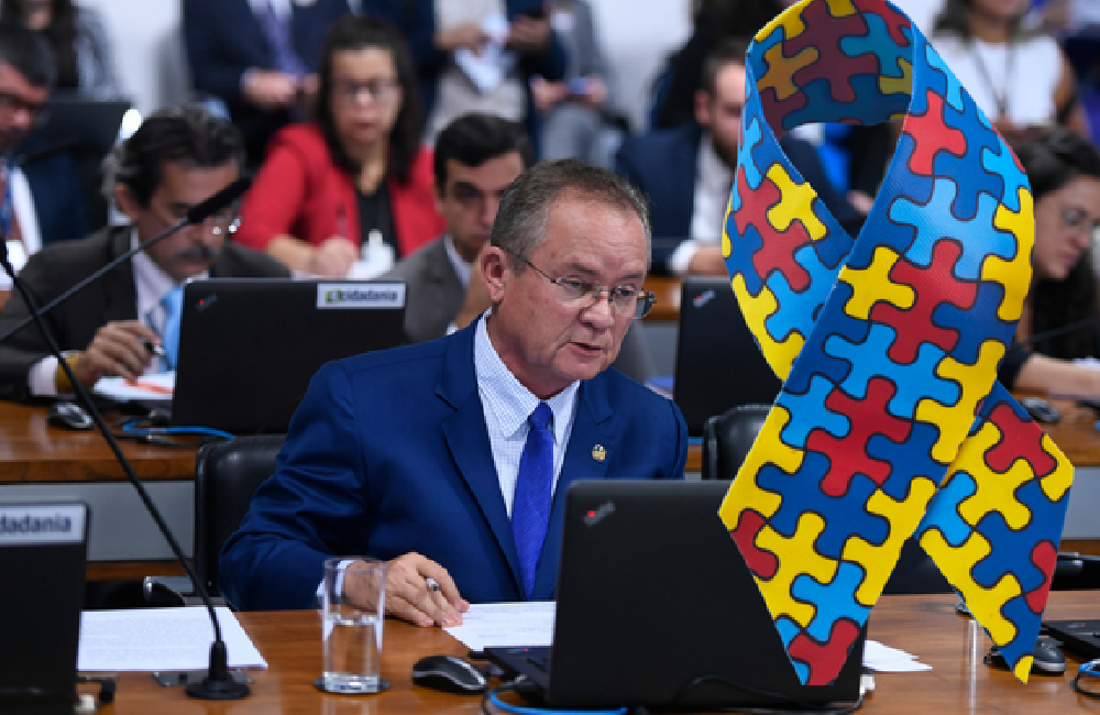 SENADOR ZEQUINHA MARINHO CRIA AUXÍLIO-CUIDADO PARA RESPONSÁVEIS POR PESSOA AUTISTA